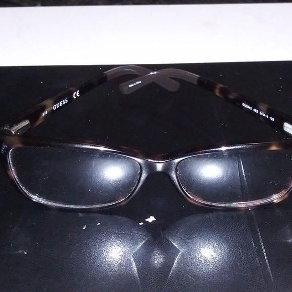 Guess - Picture 3 of 4